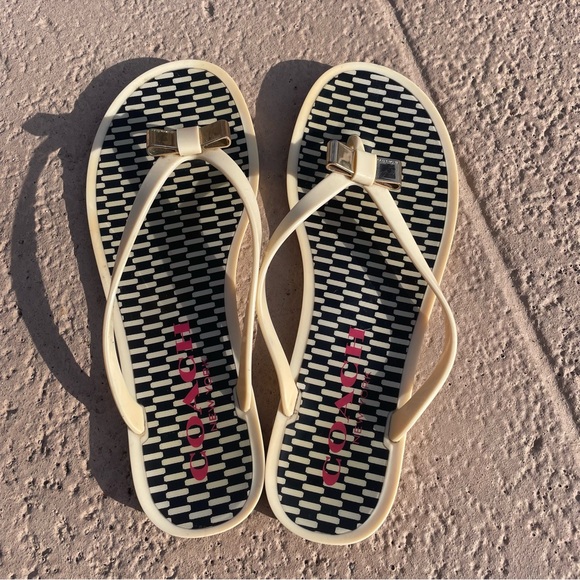 Coach New York Landon Cream Gold Metal Bow Black White Jelly Flops Size 8 - Picture 1 of 11